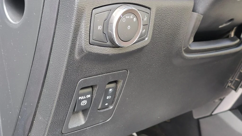 Used 2019 Black Metallic Ford Platinum image 26