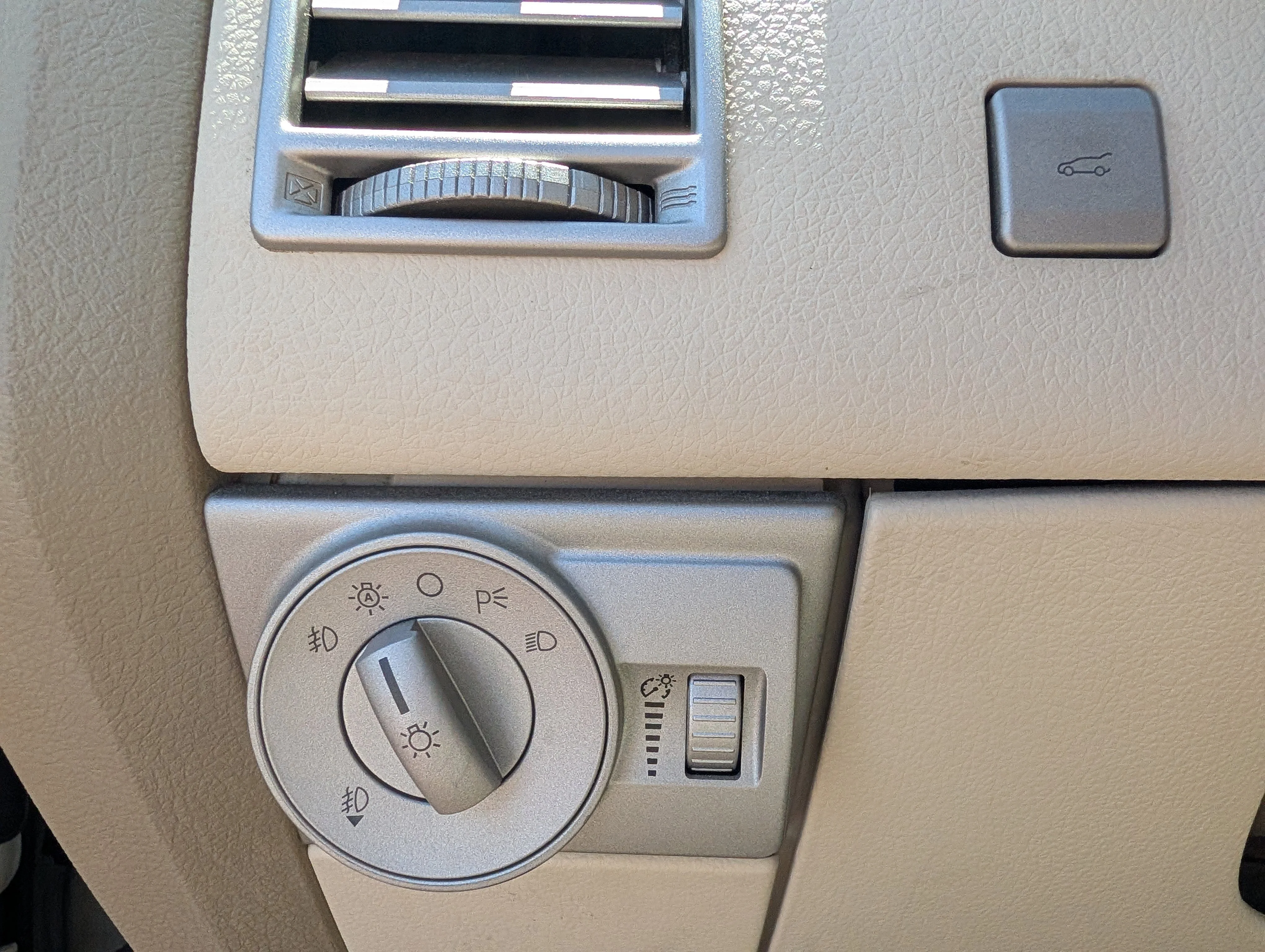 Used 2007 Pewter Metallic Lincoln  image 30