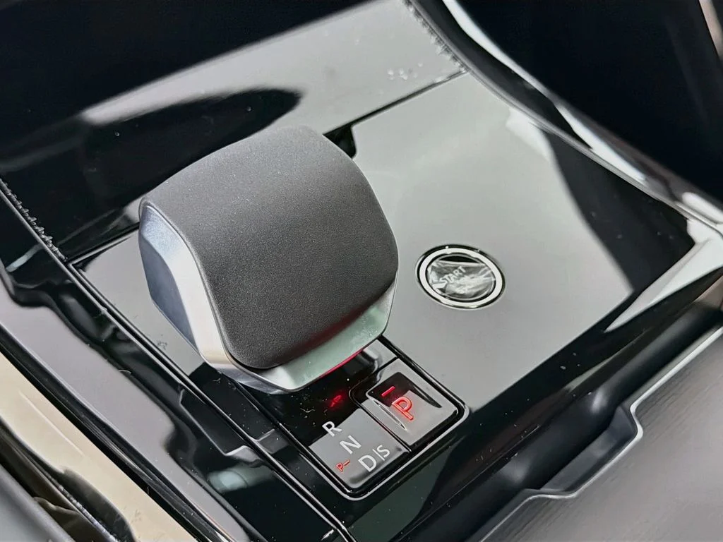 New 2026 Fuji White Land Rover Dynamic SE image 17