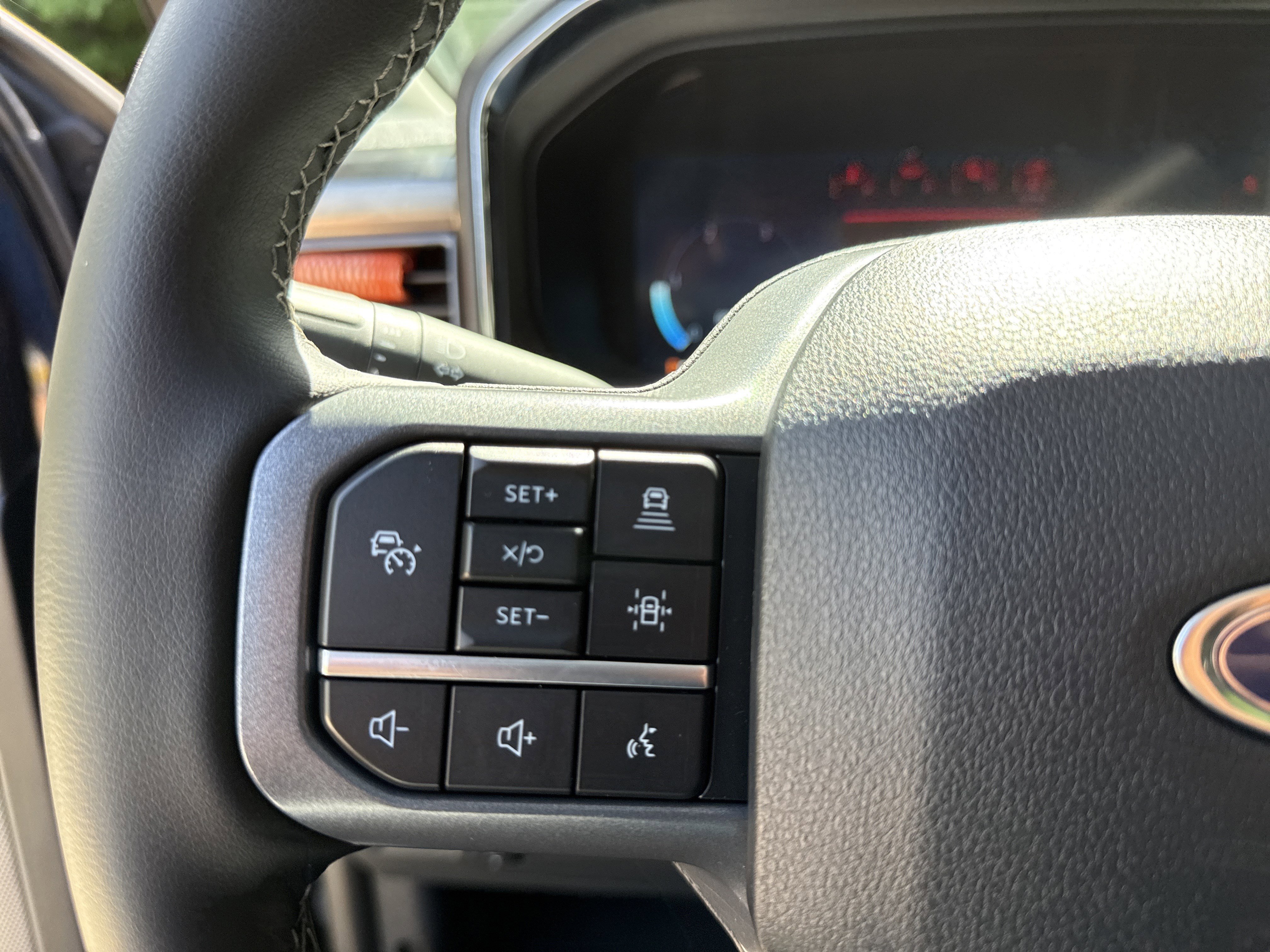 Used 2025 Blue Metallic Ford LARIAT image 25