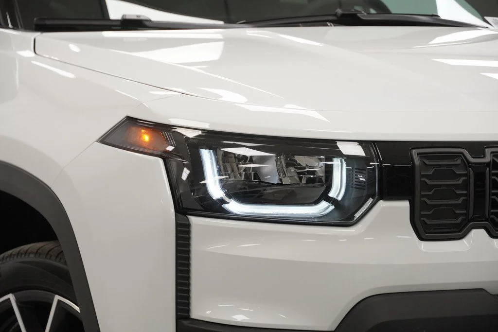 New 2026 Bright White Clear-Coat Exterior Paint Jeep Overland image 5