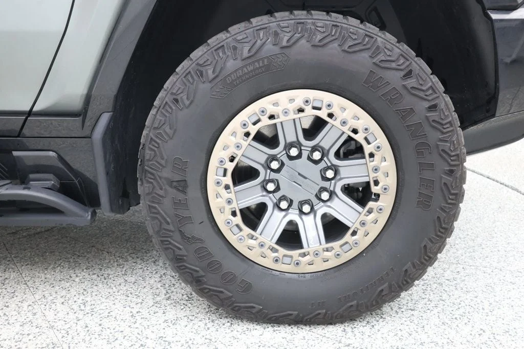 Used 2024 Moonshot Green Matte GMC e4WD 4dr 3x Edition 1 w/ Extreme Off-Road & Bronze Beadlock Pkgs image 7