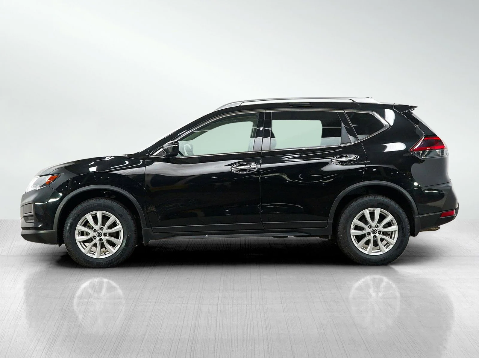 Used 2020 Nissan Rogue SV with VIN JN8AT2MV1LW141419 for sale in Burnsville, Minnesota
