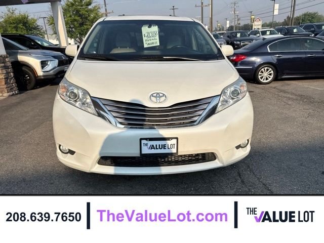Used 2017 White Toyota XLE Premium image 9
