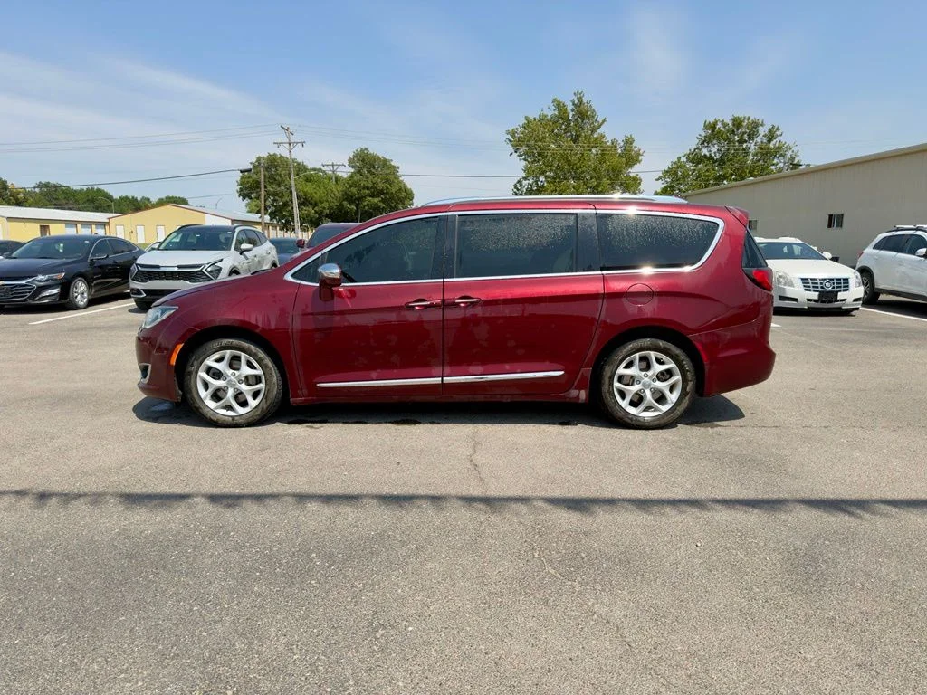 Used 2020 Red Chrysler Limited image 6