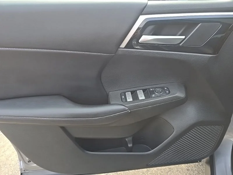 Used 2022  Mitsubishi SE image 20