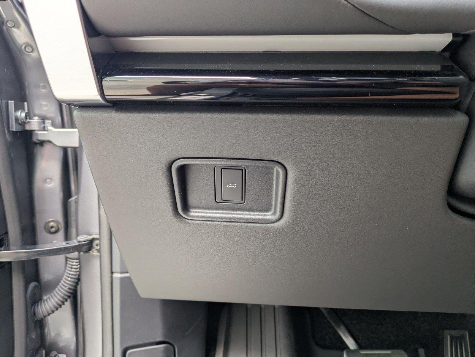 New 2026 Eiger Grey Metallic Land Rover SE image 16