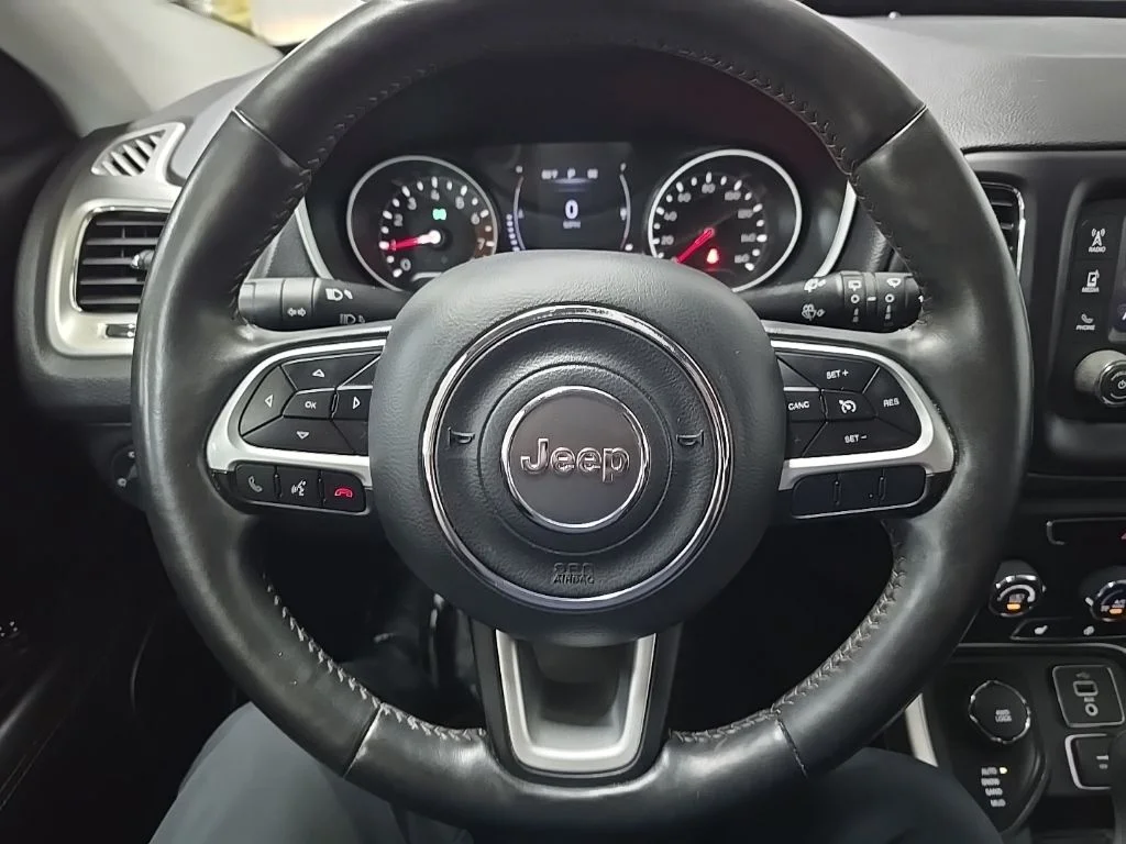 Used 2018 White Jeep Latitude image 18