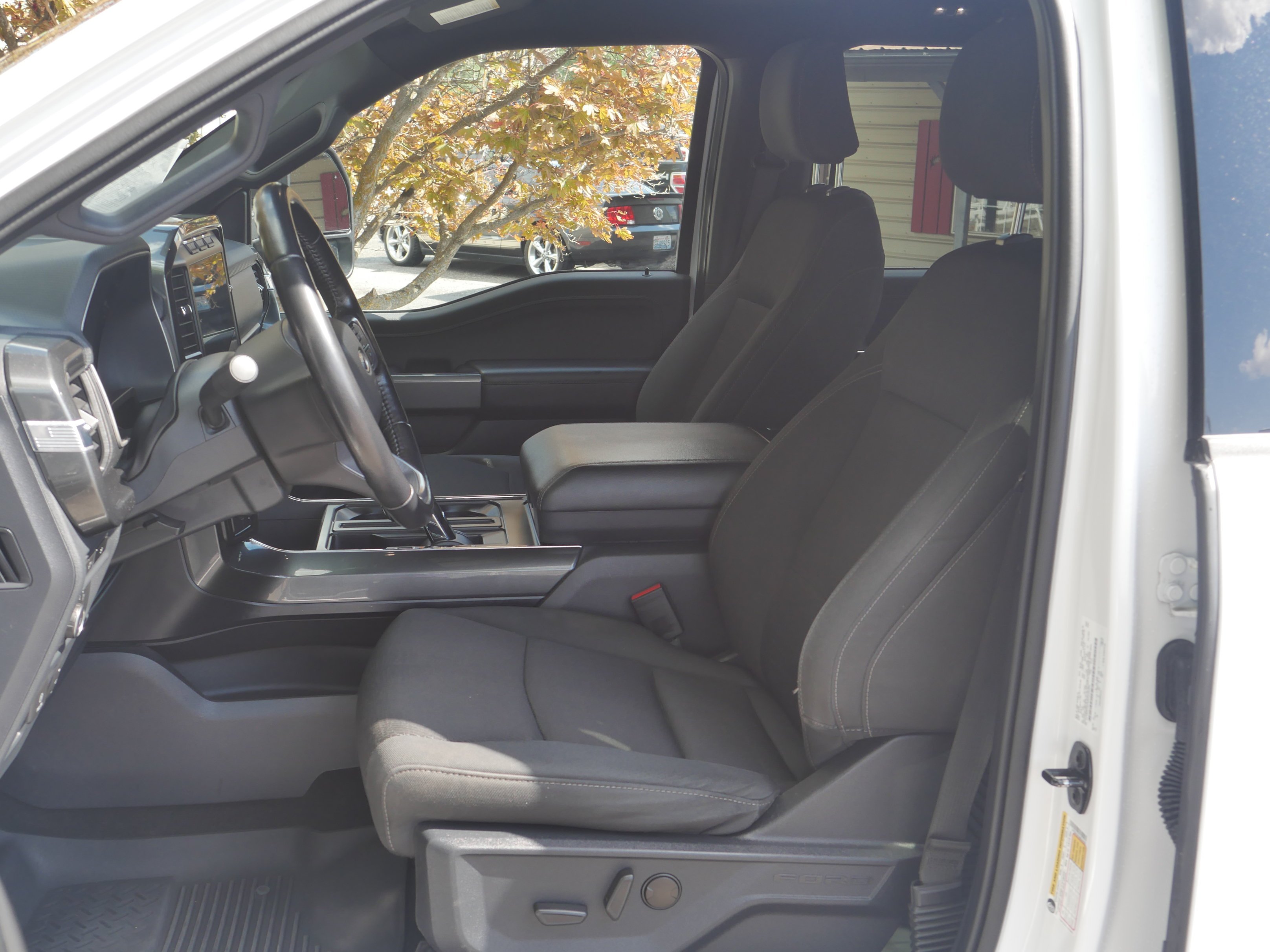 Used 2022 Oxford White Ford XLT image 3