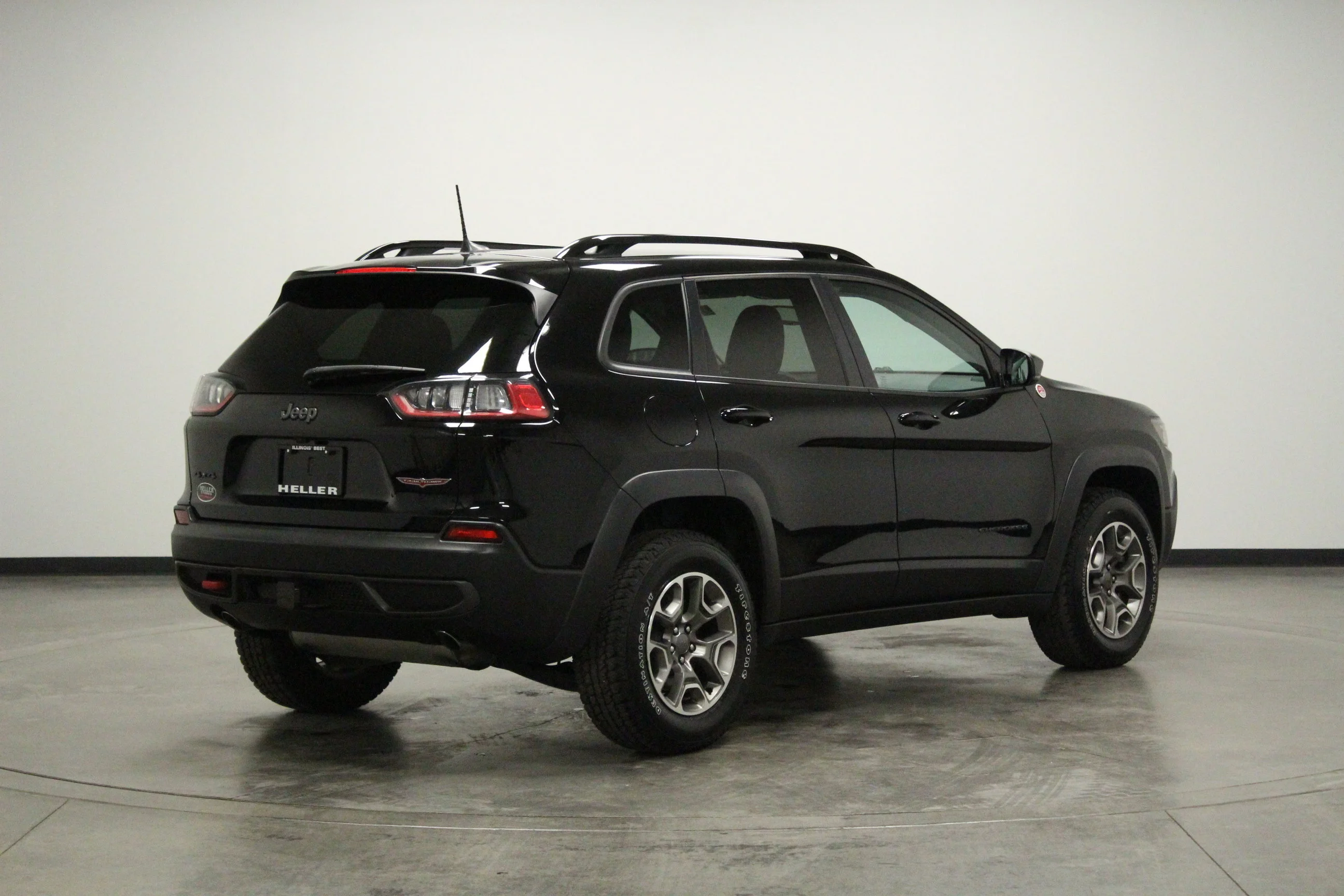 Used 2022 Diamond Black Crystal Pearlcoat Jeep Trailhawk image 8