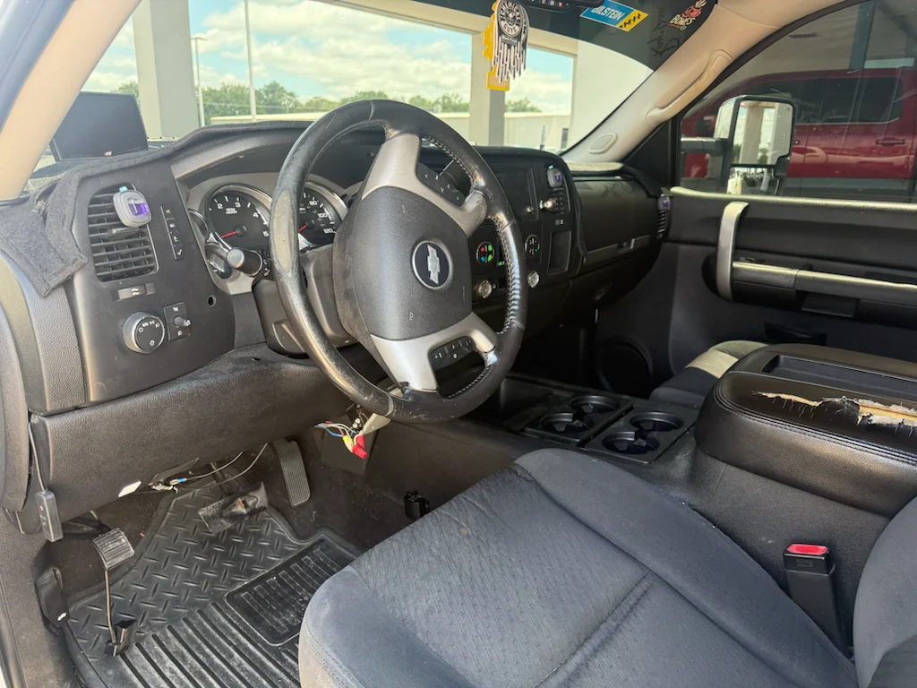 Used 2007 White Chevrolet  image 2