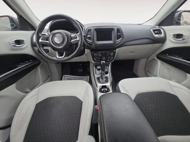 Used 2017 Silver Jeep Latitude image 10