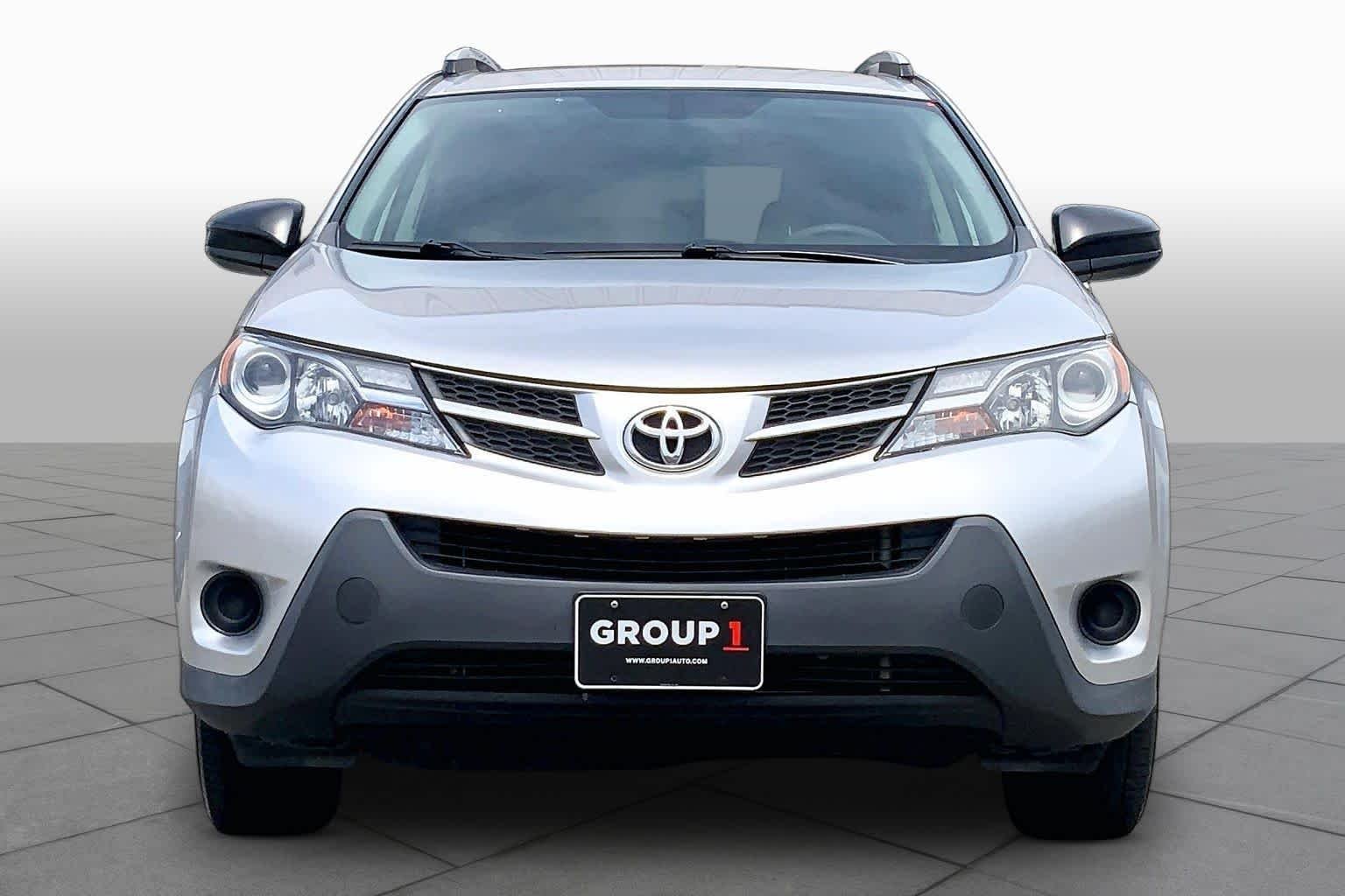 Used 2013 Classic Silver Metallic Toyota LE image 4
