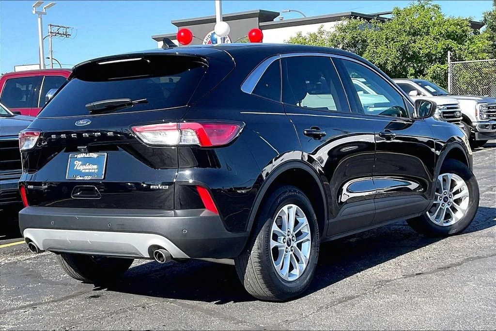 Used 2022 Black Ford SE image 12
