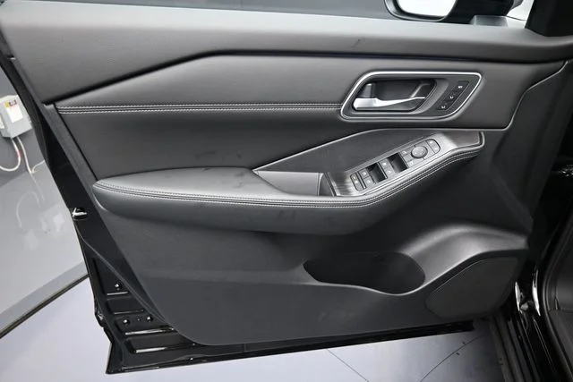 New 2026 Black Nissan Platinum image 9