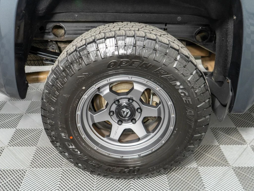 Used 2018 Gray GMC SLT image 31