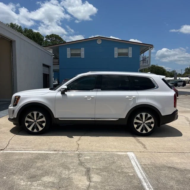 Used 2021 White Kia EX image 1