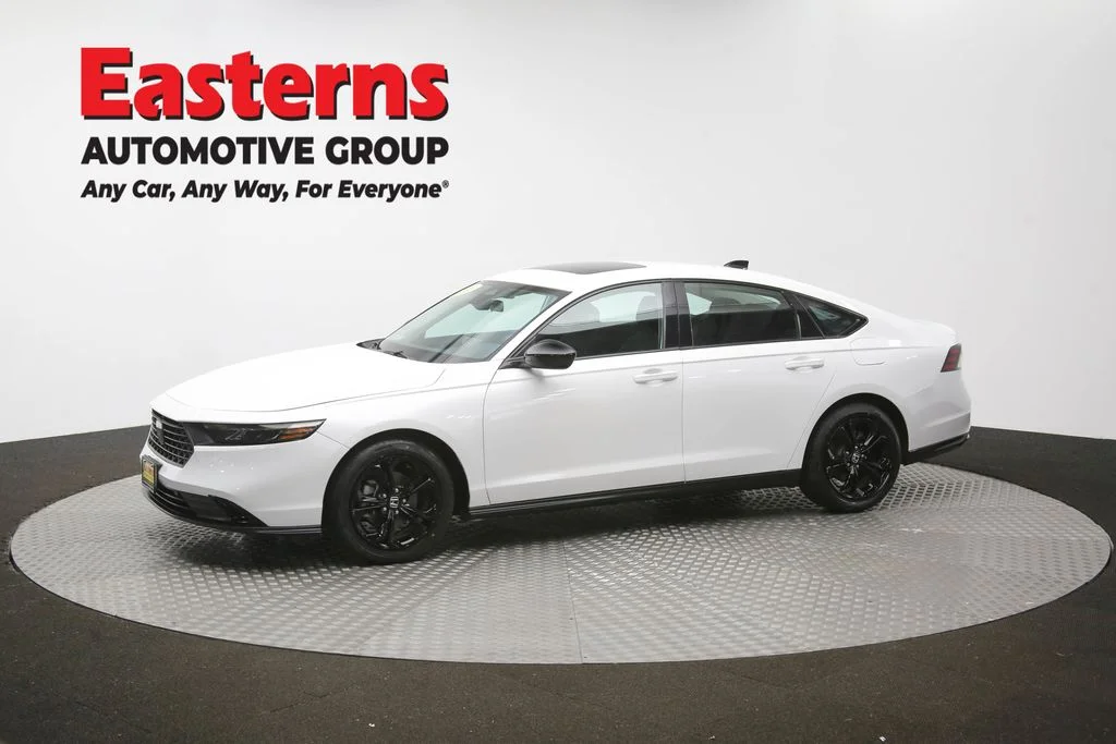 Used 2025 White Honda SE image 57