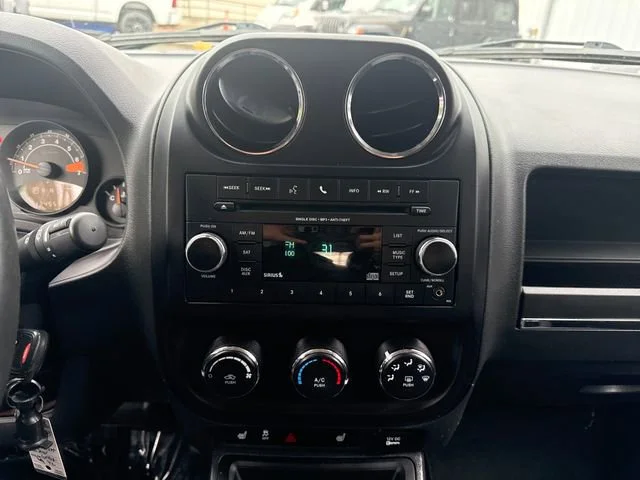 Used 2014 Granite Crystal Metallic Clearcoat Jeep Latitude image 22