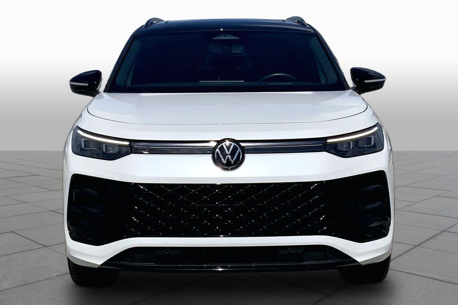 Used 2025  Deep Black Roof Volkswagen SE R-Line Black image 4