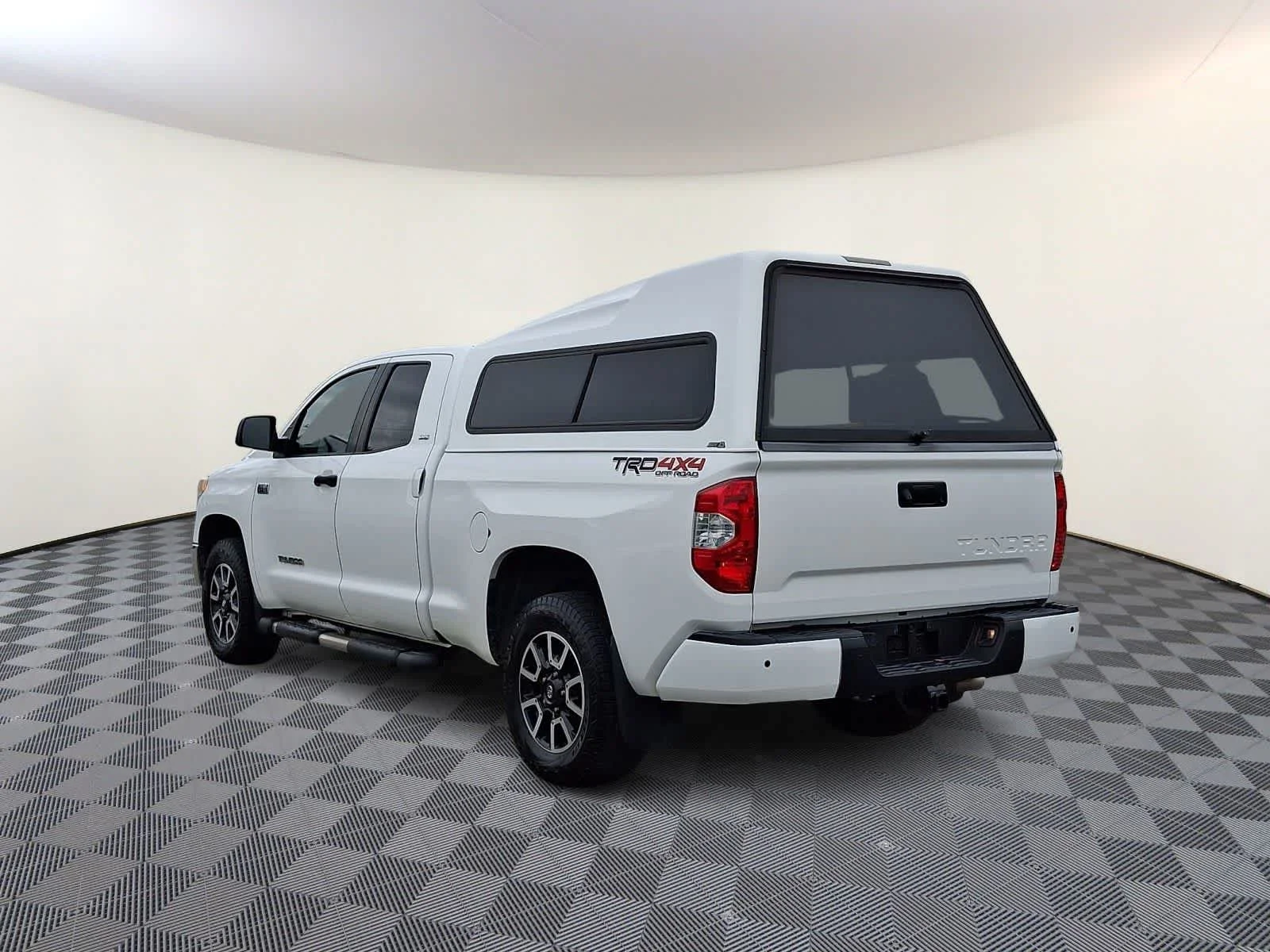 Used 2017 Super White Toyota SR5 image 7