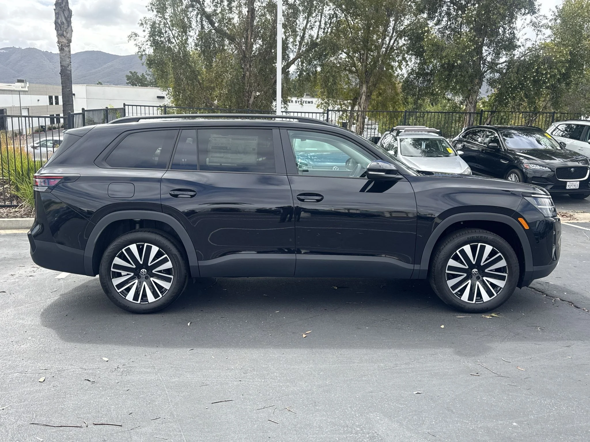 New 2027 Deep Black Pearl Volkswagen SE w/Technology image 8