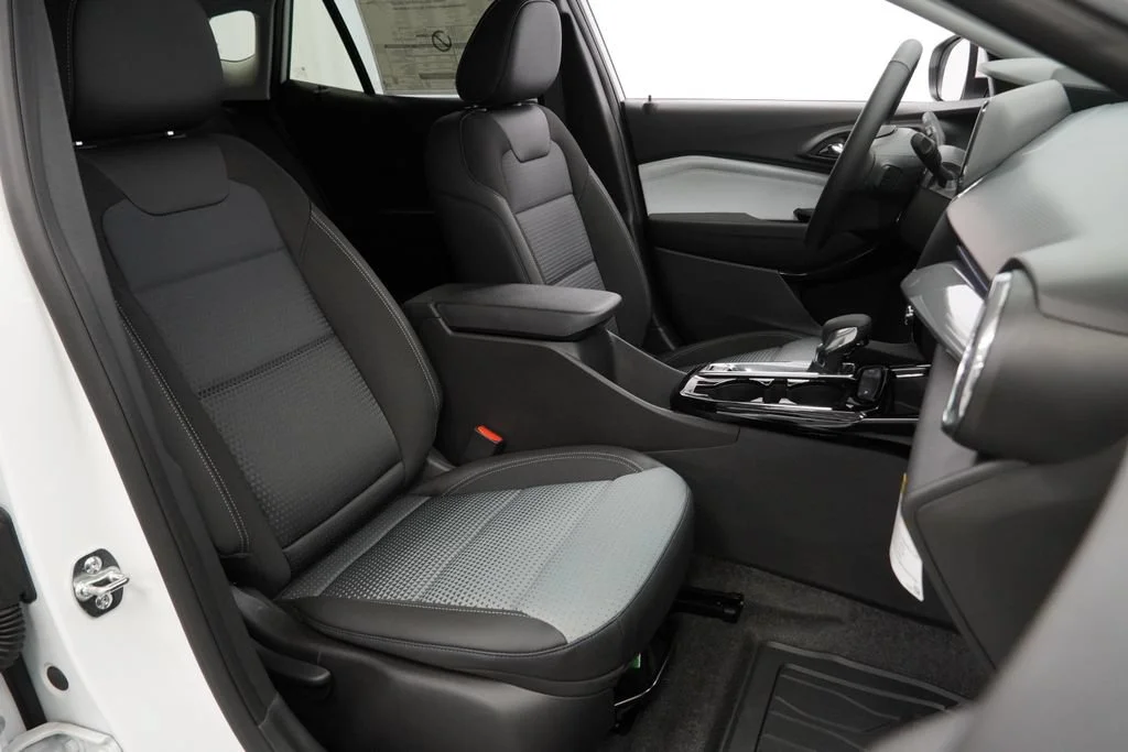 New 2026 Summit White Chevrolet LT image 27