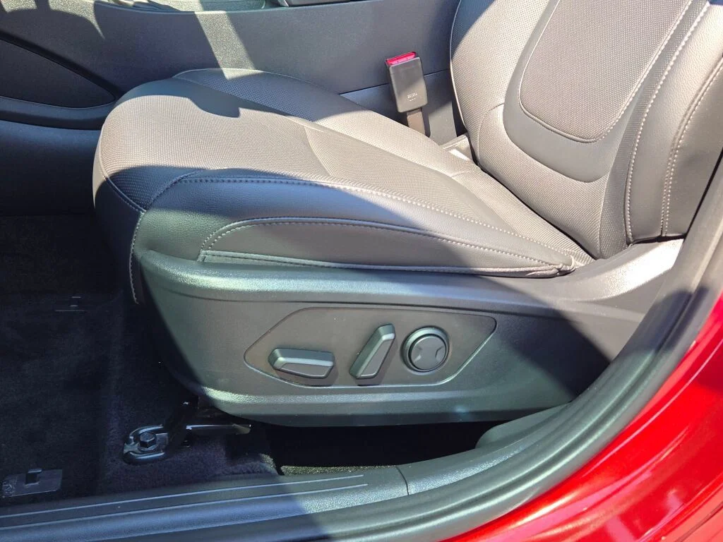 Used 2025 Red Hyundai SEL Convenience image 22