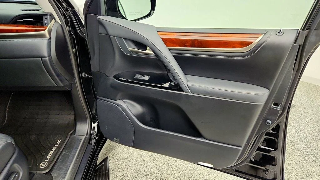Used 2019 Black Onyx Lexus LX 570 Three Row 4WD w/ Mark Levinson, Rear DVD & Luxury Pkg image 30