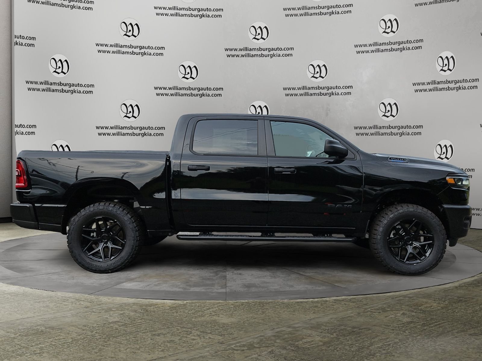 New 2026 Diamond Black Crystal Pearl-Coat Exterior Paint RAM Tradesman image 6