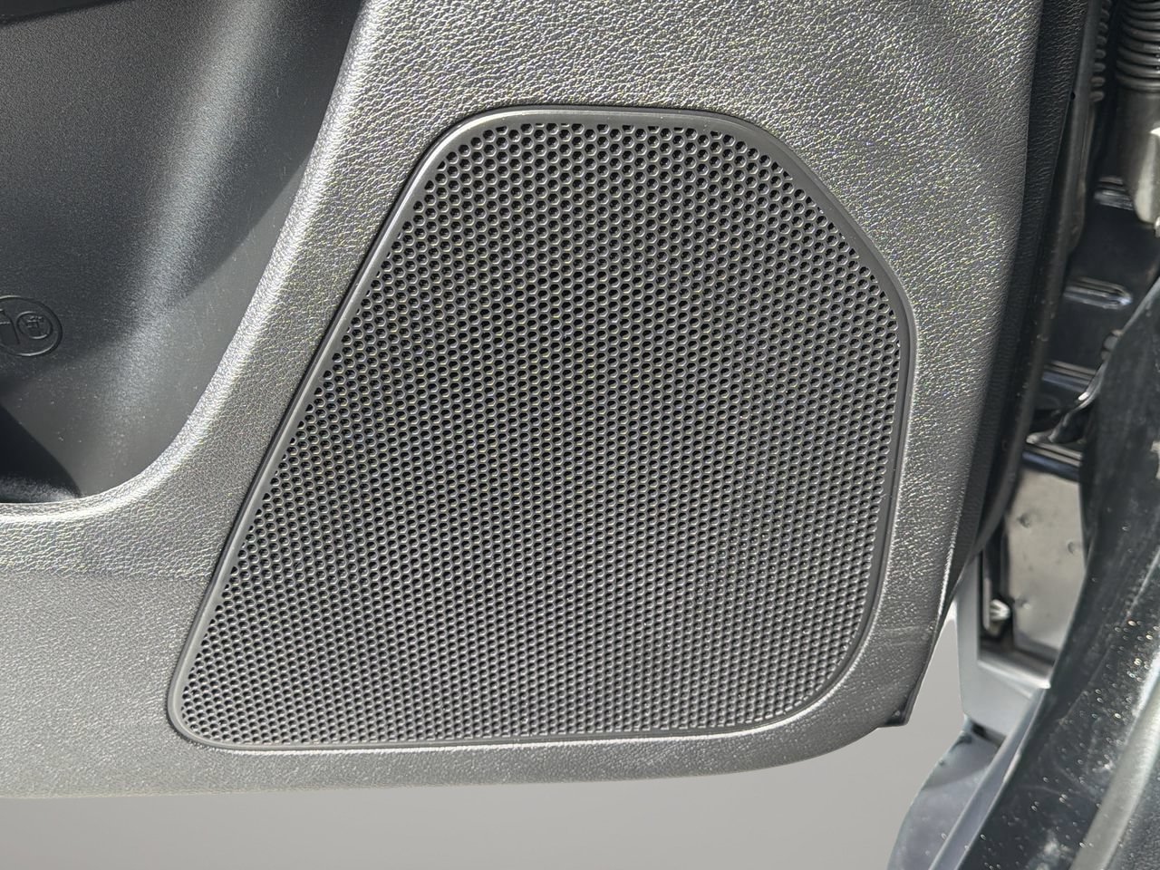 Used 2020 Diamond Black Crystal Pearlcoat Jeep Latitude image 18