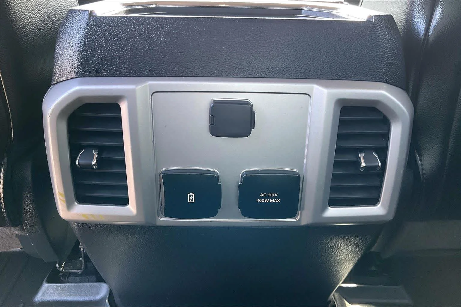 Used 2018 White Platinum Metallic Tri-Coat Ford LARIAT image 30