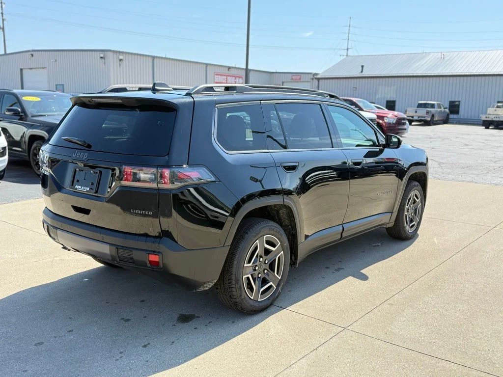 New 2026 Diamond Black Crystal Pearl-Coat Exterior Paint Jeep Limited image 7
