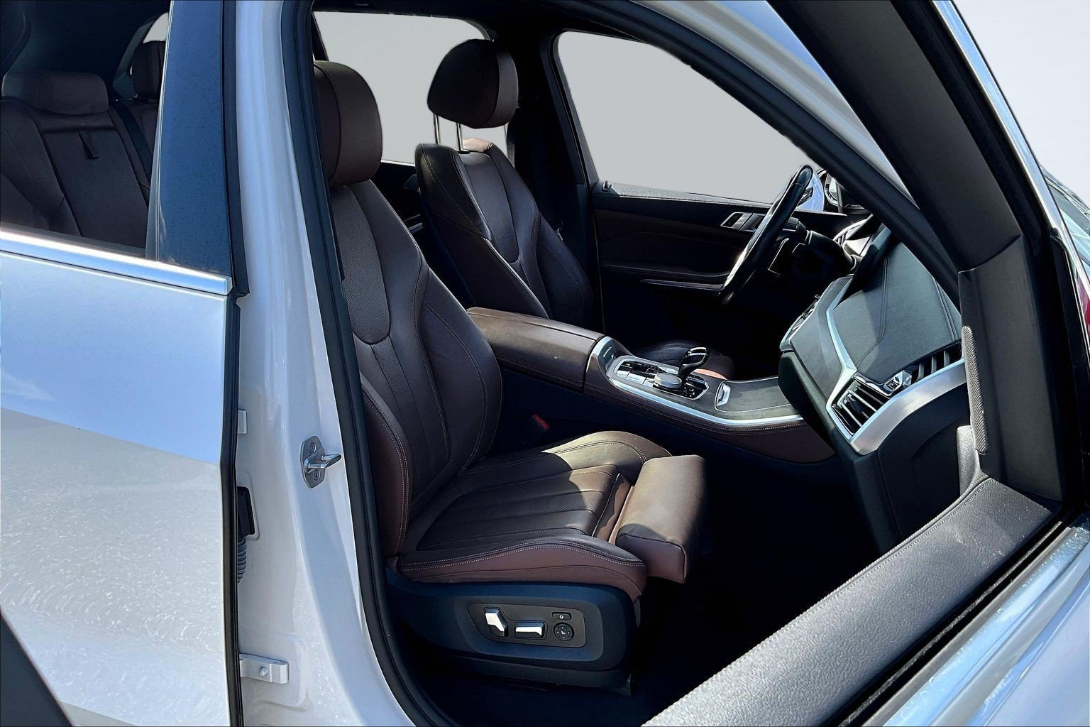 Used 2021 White BMW sDrive40i image 25
