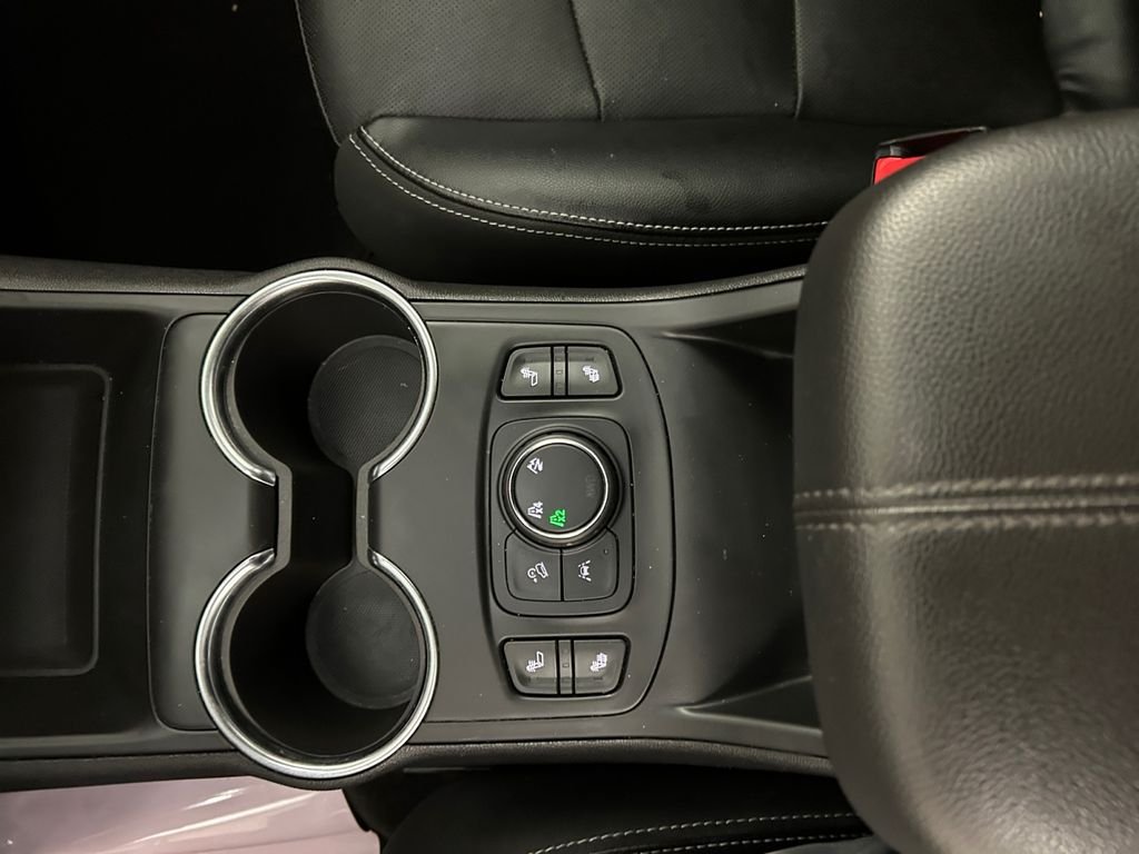 Used 2024 White GMC SLT image 23