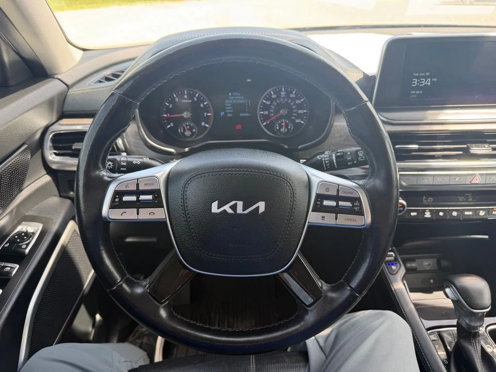Used 2022 Black Kia EX image 14