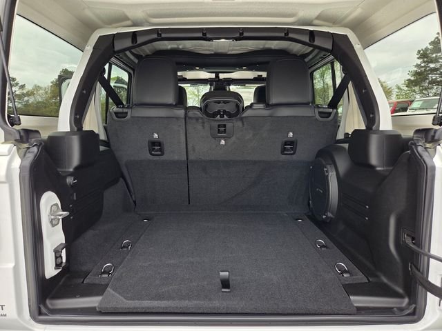 New 2026 Bright White Clear-Coat Exterior Paint Jeep Sahara image 29