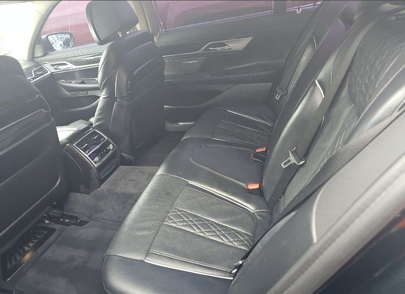 Used 2022 Black BMW 740i image 11