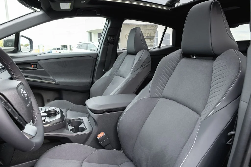 New 2026 Wind Chill Pearl with Midnight Black Metallic roof <sup>1</sup> Toyota  XSE image 9
