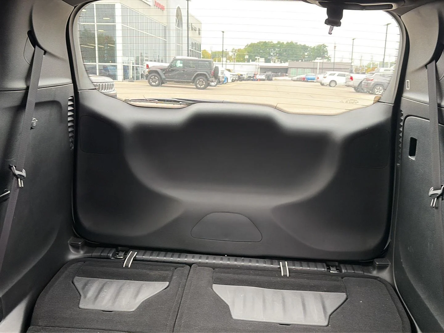Used 2026 Silver Mist Clearcoat Chrysler Select image 7