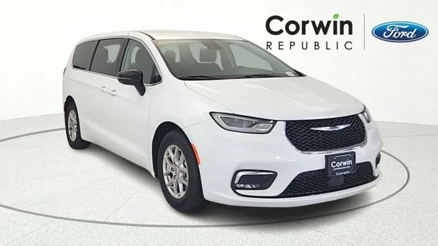 2024 Chrysler Pacifica Touring L's photo