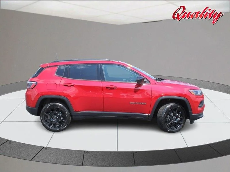 New 2025 Red Hot Pearl-Coat Exterior Paint Jeep Latitude image 2