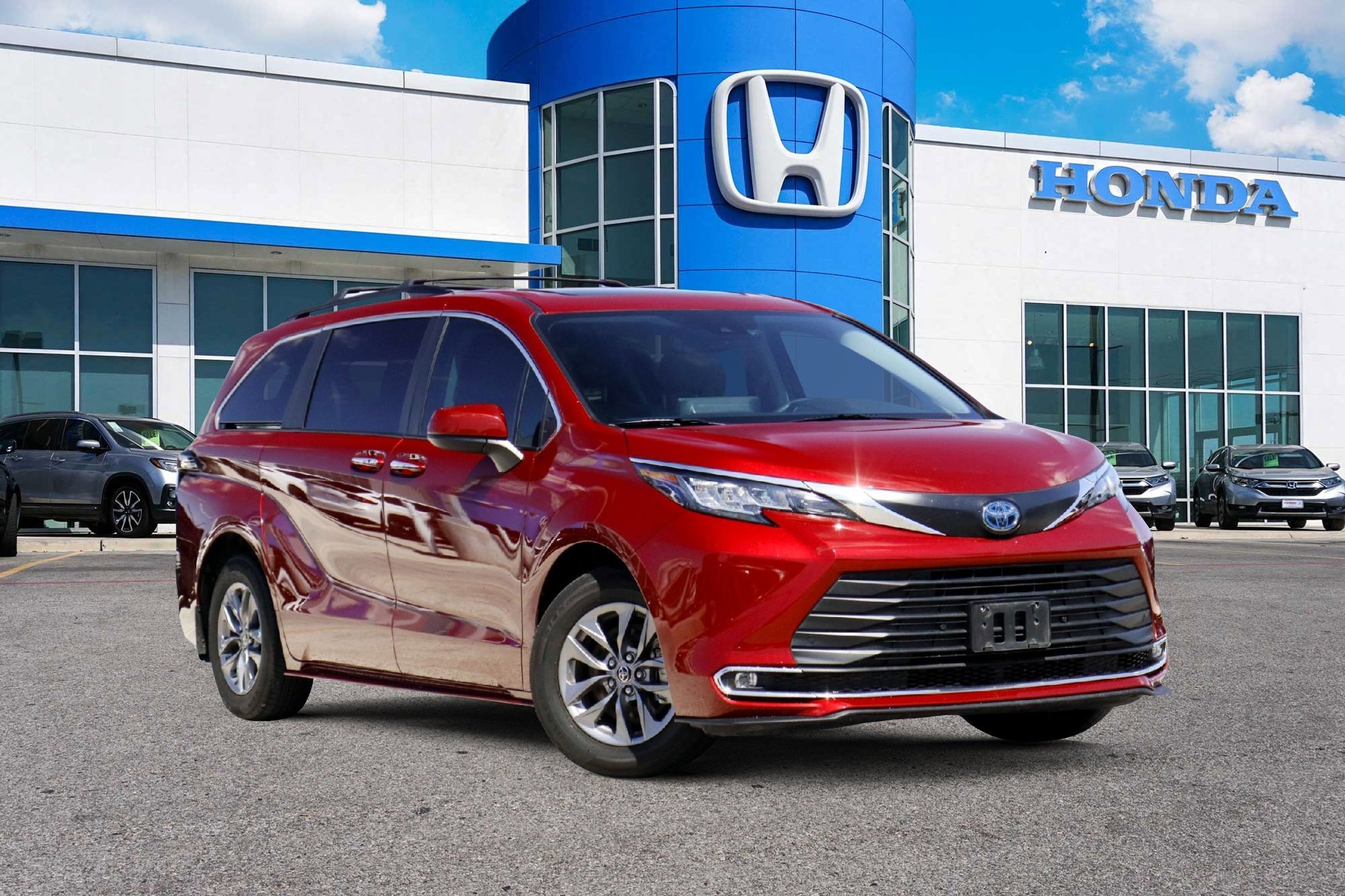2023 Toyota Sienna XLE 7-Passenger Hybrid FWD's photo