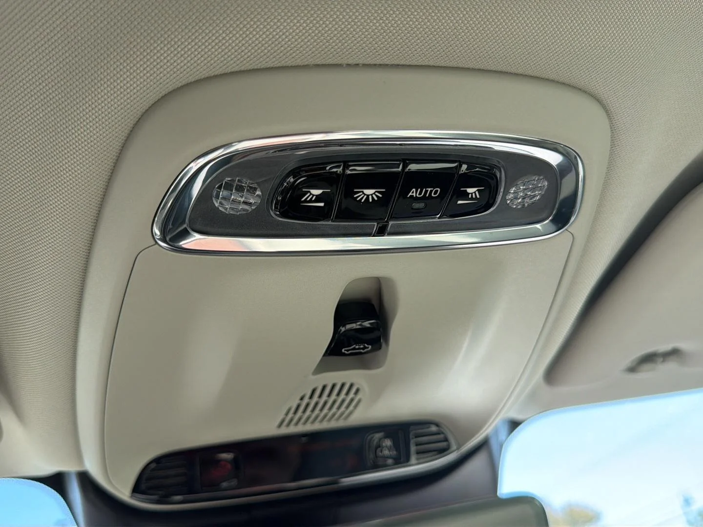 Used 2022 Denim Blue Metallic Volvo Momentum image 24
