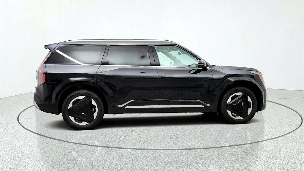 Used 2024 Aurora Black Pearl Kia Land AWD image 4