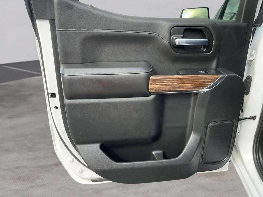 Used 2019 Iridescent Pearl Tricoat Chevrolet High Country image 24