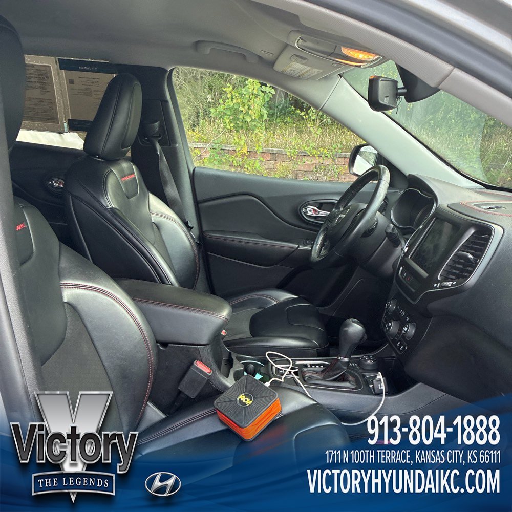 Used 2019 Silver Jeep Trailhawk image 9