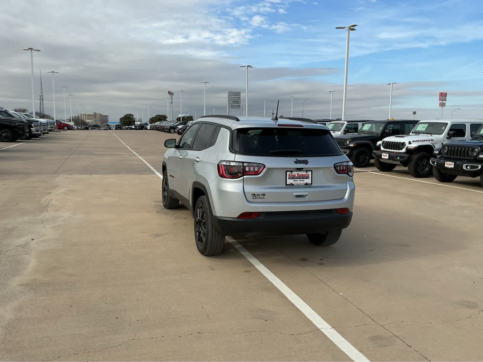 New 2026 Silver Zynith Metallic Clear-Coat Exterior Paint Jeep Latitude image 8