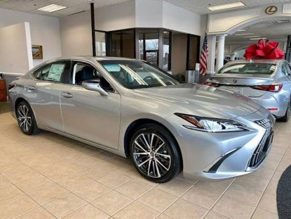 Used 2019 Silver Lexus 350 Luxury image 1