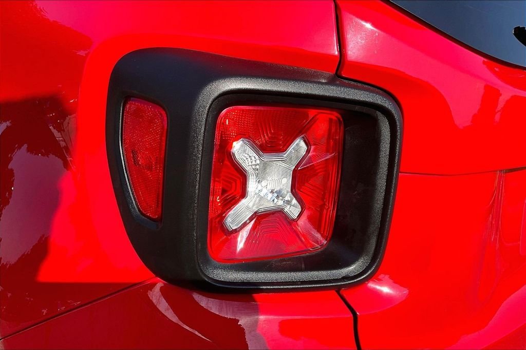 Used 2023 Red Jeep Altitude image 32